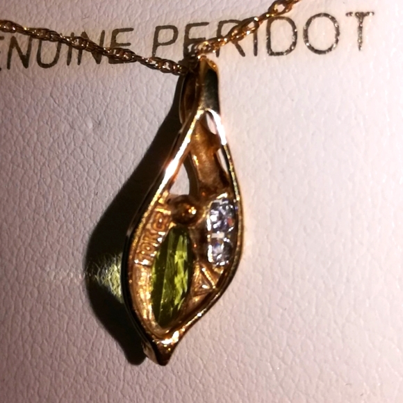 Peridot and 10k Gold Pendant on 10k Chain - Picture 5 of 9